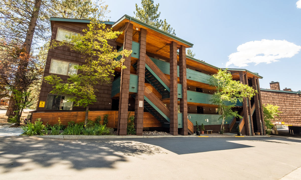 Snow Lake Lodge
